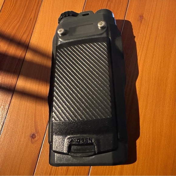 HYT by Hytera TC-320 Two-Way Radio UHF 400-470MHz w/ Battery Charger Antenna Box - Picture 11 of 13